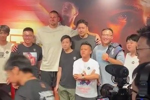 一位球迷身穿印有約基奇兒童照T恤，成功把約老師逗笑??