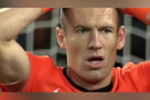 你覺得哪個最令人遺憾？世界杯決賽羅本，伊瓜因均失單刀！