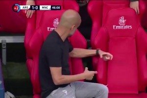 這鏡頭太有喜感了！網(wǎng)友：瓜迪奧拉對(duì)空椅子喋喋不休！