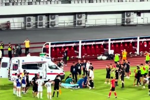 蘇州東吳vs石家莊突發(fā)球員昏倒，救護(hù)車緊急進(jìn)場(chǎng)救治??