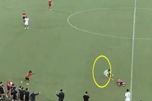 救了一命?。⊥庠氏劝l(fā)現(xiàn)對(duì)手倒地，第一時(shí)間大叫讓其救治??