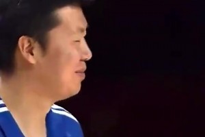 王治郅退役時把易建聯(lián)喊了上來：接下來就靠兄弟你了！