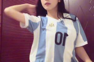 阿根廷女球迷展示一字馬，有空可以和網(wǎng)友探討一下球技??