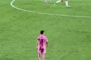 別看梅西在場上散步，但每時(shí)每刻都關(guān)注場上情況送出致命一擊