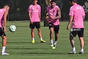 梅西拿球我不搶！梅西和德保羅訓(xùn)練中的歡樂時(shí)光！