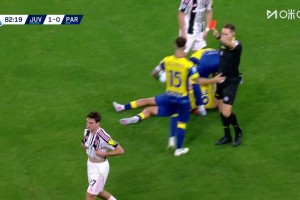 沒有必要的動(dòng)作！坎比亞索肘擊對手面部被直紅罰下！