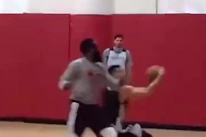 黃種人后衛(wèi)天花板？林書豪火箭時(shí)期與哈登隊(duì)內(nèi)單挑，晃飛登哥上籃