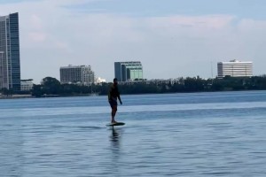 瀟灑得很！本西更新動態(tài)，玩起了水翼板