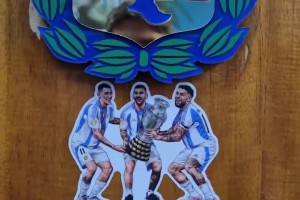 梅西在更衣室的儲物柜上貼了一張他與迪馬利亞、奧塔門迪的合照