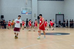 趙睿親自操作指導(dǎo)國(guó)青球員上籃，隨后老詹也入鏡了！