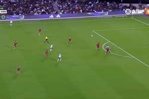 梅西插上時遭到多名球員包圍，一腳爆射被撲出后再傳被解圍??
