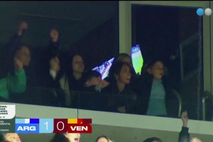 梅西一家開臺上激動慶祝進球