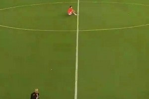 J羅也要告別了？獨(dú)自坐在球場(chǎng)中央靜靜思考，可能最后一次主場(chǎng)了