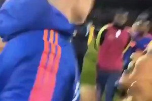 J羅手往哪里放？??哥倫比亞女球迷見到J羅反應(yīng)