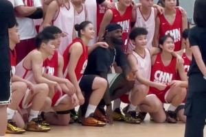 夢(mèng)幻聯(lián)動(dòng)！趙?，F(xiàn)身成都，和詹姆斯一同指導(dǎo)國(guó)青隊(duì)隊(duì)員