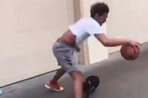 知道特雷-楊為啥運(yùn)球那么犀利了吧