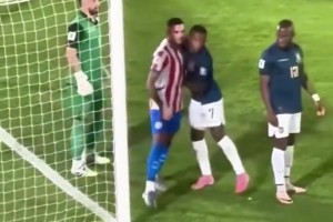 一個(gè)真敢揪，一個(gè)真敢演！巴拉圭對(duì)陣厄瓜多爾上演有趣一幕