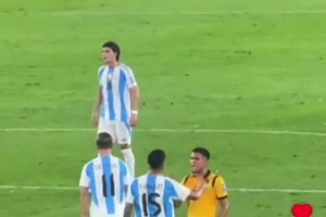 尼科·岡薩雷斯向厄瓜多爾球員秀世界杯冠軍徽章??