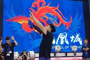 蘇超不止足球！鹽城魔鬼主場(chǎng)“花木蘭啦啦隊(duì)”爆火網(wǎng)絡(luò)??