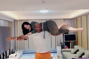 馬布里和中國(guó)老婆玩睡美人挑戰(zhàn)：這個(gè)我也行！80歲也照樣舉起你