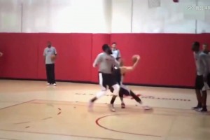 單打哈登！名場面：火箭時期林書豪隊(duì)內(nèi)訓(xùn)練用腳步晃過哈登！