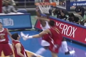 比彈跳沒在怕的！巔峰韋德想隔扣年輕時的阿聯(lián)，也沒那么容易！