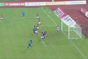 還有這操作！宿遷球員險(xiǎn)些將球扣進(jìn)球門！解說：馬拉多納上帝之手