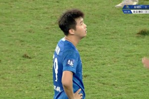 哥倆好！蘇超宿遷和揚(yáng)州球員拼搶中鞋帶纏在一起，雙雙被絆倒在地