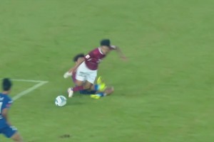 紅牌來了！宿遷隊(duì)球員楊碩背后鏟球犯規(guī)，兩黃變一紅被罰下