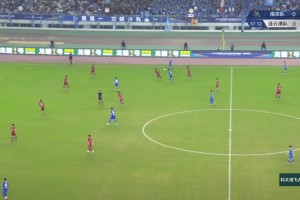 面對連云港隊冒頂和門將出擊，南京隊再失良機