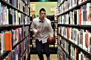 早已經(jīng)是人生贏家了！經(jīng)典廣告：哈佛學(xué)長林書豪籃球?qū)W習(xí)兩不誤！