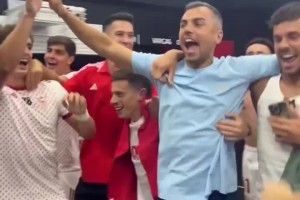 十年來首勝！塞維利亞4-1大勝巴薩，賽后球員們在更衣室瘋狂慶祝