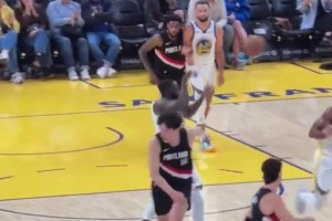 不是追夢絆的！這個視角可以清晰看到，是楊瀚森自己左腿絆右腿導(dǎo)致摔倒