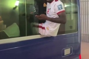 條件有限！佛得角球員們擠在一輛中巴車里慶祝晉級世界杯??