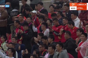 甜蜜！遼寧鐵人三球領先，看臺球迷情侶親密舉動剛好被鏡頭捕捉到