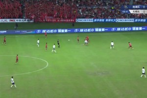 蘇超球員不惜冒受傷風(fēng)險(xiǎn)對(duì)腳，央視解說嘉遠(yuǎn)贊嘆：雙方真拼啊??