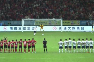大心臟！在前兩輪都罰丟的情況下，無錫隊(duì)員同樂勺子點(diǎn)球破門??