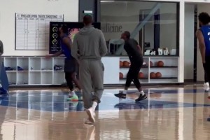 詹姆斯的首位教練 既是他的人生導(dǎo)師 又是他的保姆和養(yǎng)父