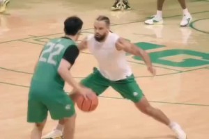 俄勒岡大學隊內訓練！林葳運球一步晃開到訪的學長狄龍布魯克斯！