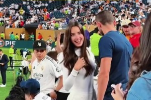 笑容真美！阿諾德漂亮女友場(chǎng)邊看臺(tái)觀(guān)戰(zhàn)，球迷都沒(méi)心思看球了??