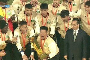 功不可沒??！遼寧鐵人冠軍教頭李金羽舉起中甲冠軍金杯