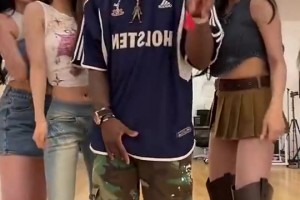 甲亢哥每次出門都有美女相伴……這次和四位女團(tuán)小姐姐共舞