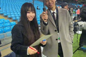 詹俊也是好起來了能幫大老師撐傘，俊哥這套英倫風(fēng)的行頭太對味兒