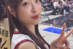 畫面喜感！最后時(shí)刻，泰倫-盧將戰(zhàn)術(shù)板交給助教范甘迪，自己站在一旁