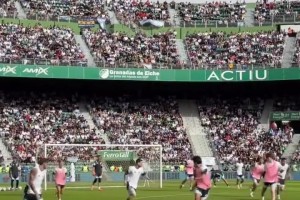 梅西在公開(kāi)訓(xùn)練上內(nèi)切破門(mén)，引起全場(chǎng)驚呼??