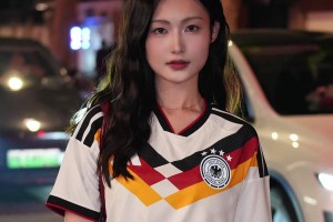 云姨穿上德國最新戰(zhàn)袍，成為街上的焦點??