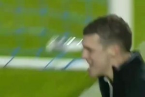 太逗了！全是名場(chǎng)面！球迷沖場(chǎng)的“有趣”時(shí)刻！嫻熟的捂臉倒地！