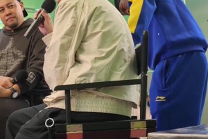 是什么讓巴特勒如此驚訝？ 巴特勒看到設計師腳上的新配色??