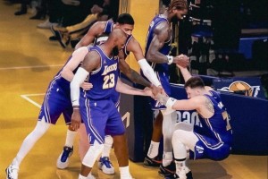 這就是老大地位！東契奇摔倒，球隊另外四人一起過來將其拉起！