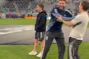 穆勒賽前踩場看起來心情不錯呀~準備好沖擊總決賽和梅西較量了嘛